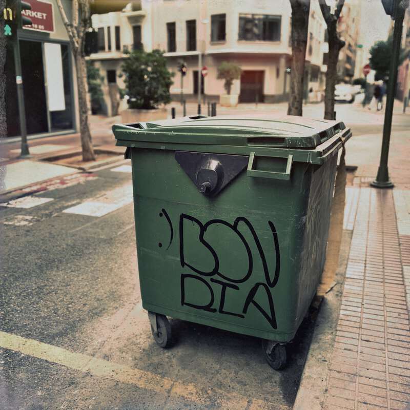 Grafit en un contenidor del fem: bon dia