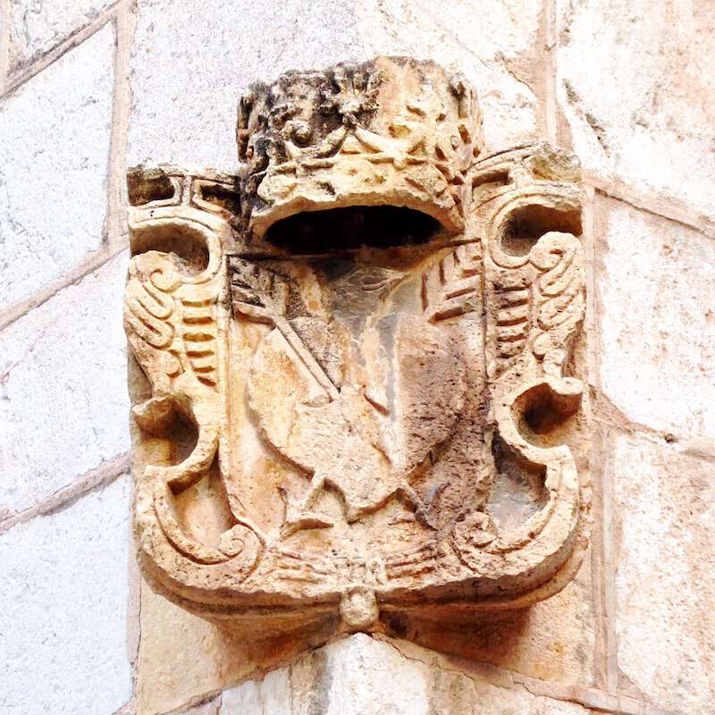 Església de Sant Agustí de Castelló de la Plana. Escut amb cor travessat per dues fletxes.